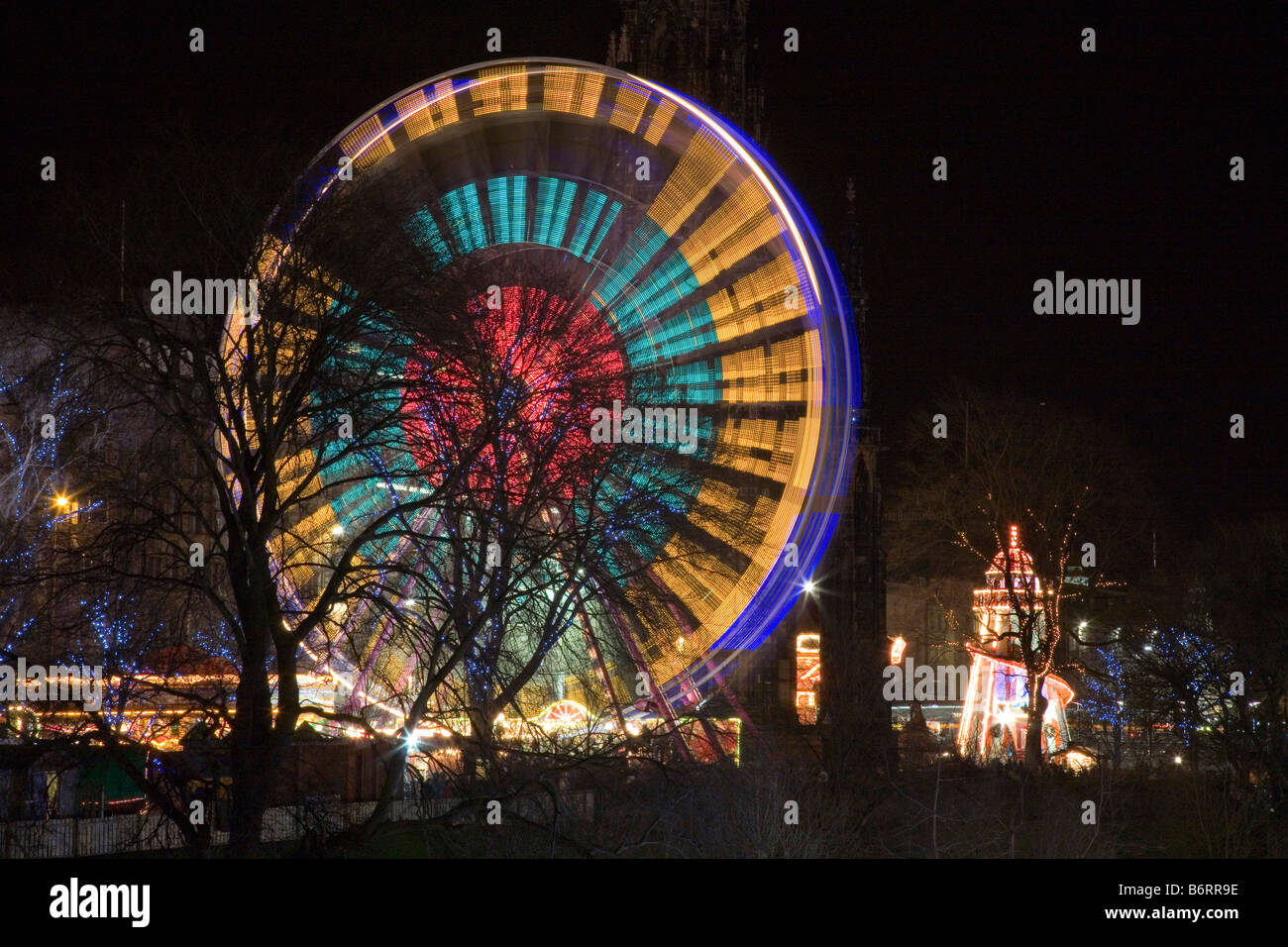 Grande roue et carrousel à l'extrémité est de Princes Street d'Édimbourg Banque D'Images