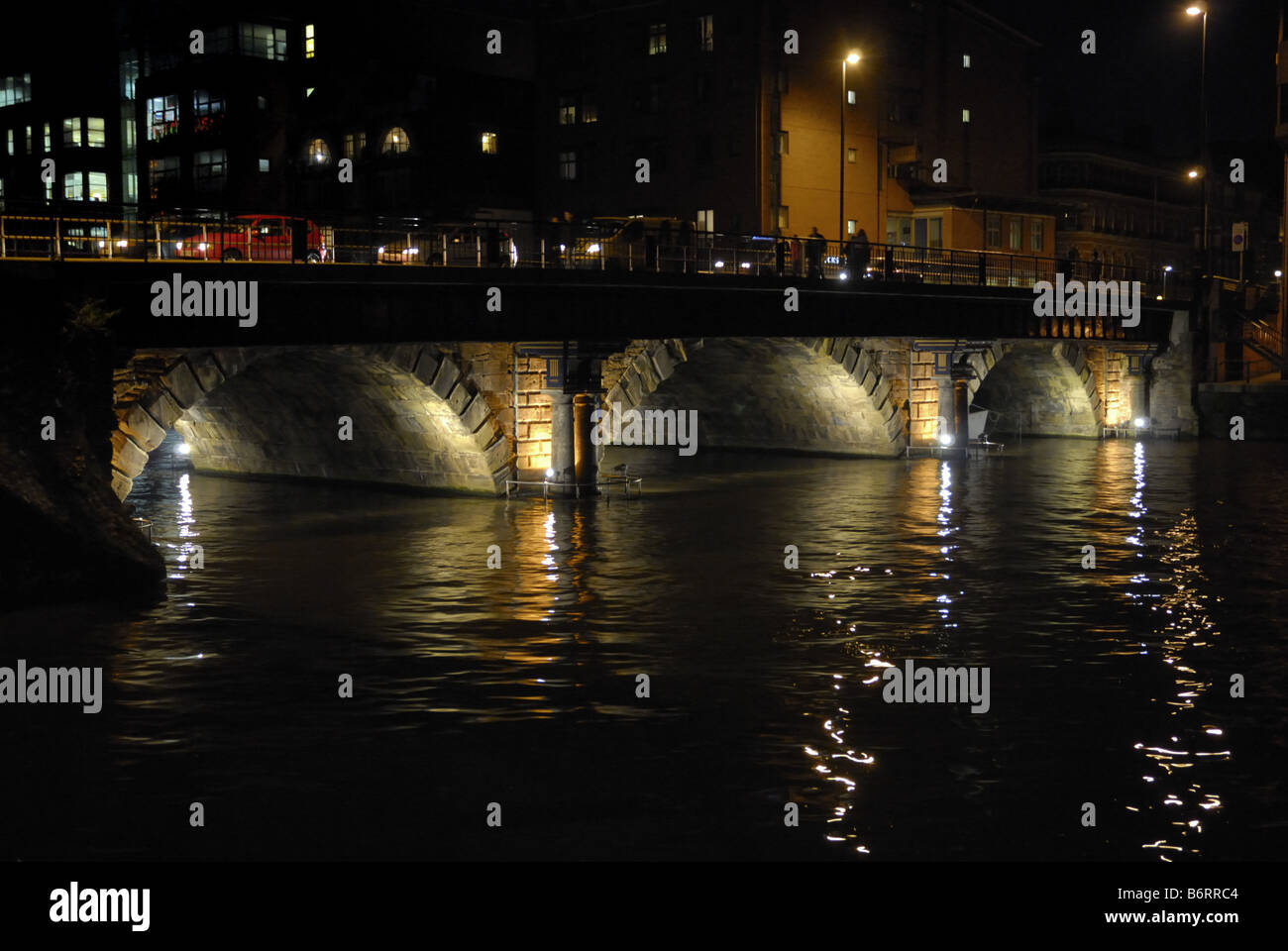 Le trafic traversant Bristol Bridge at night avec projecteurs illuminant le géorgien original structure ci-dessous la surface plus récents Banque D'Images