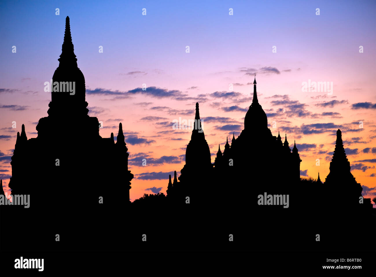 Silhouette de Pagodes au lever de plaine de Bagan Myanmar Banque D'Images