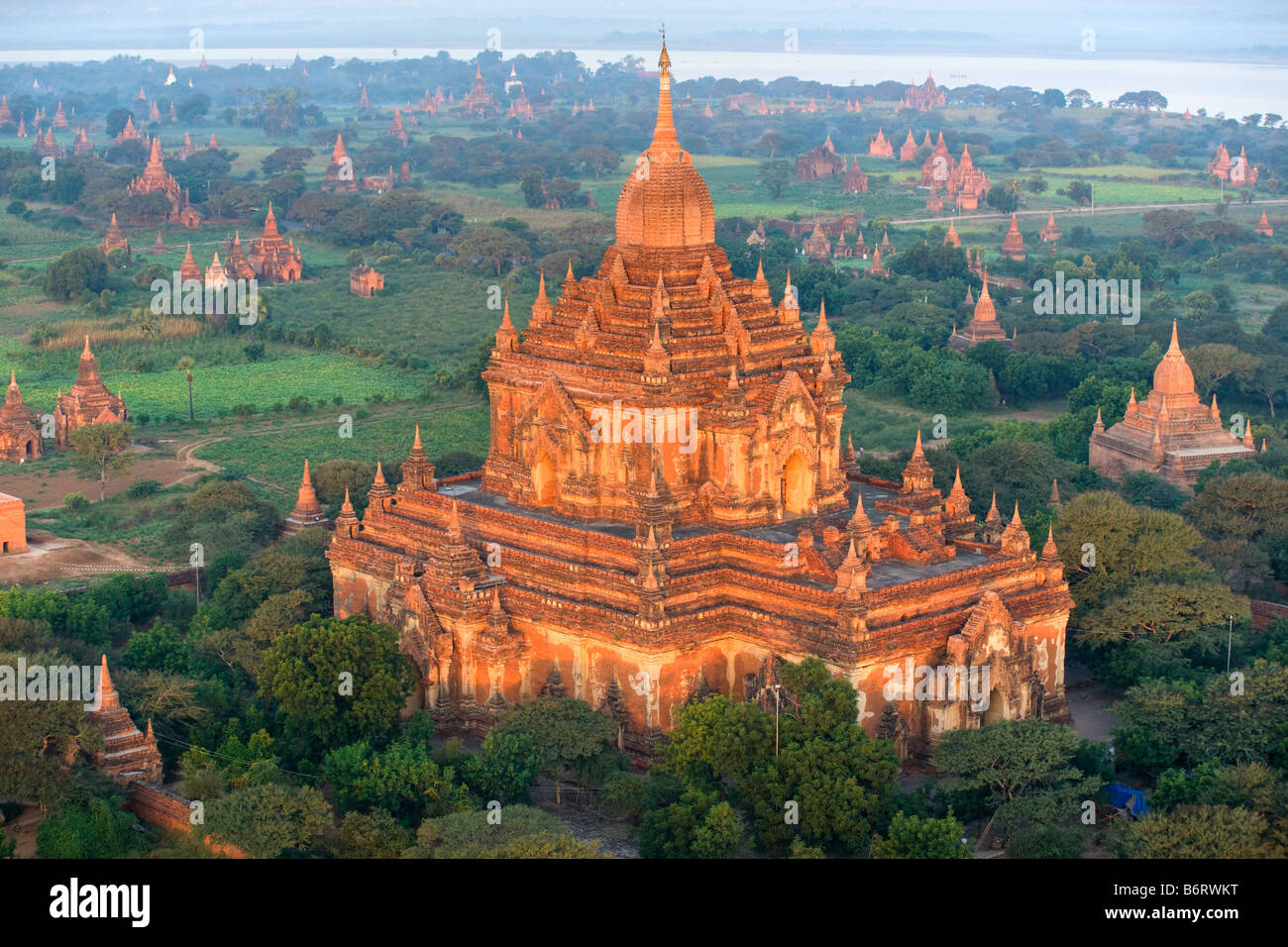 Vue sur la plaine de Bagan de la montgolfière au lever du soleil avec l'Htilominlo Pahto Myanmar Banque D'Images