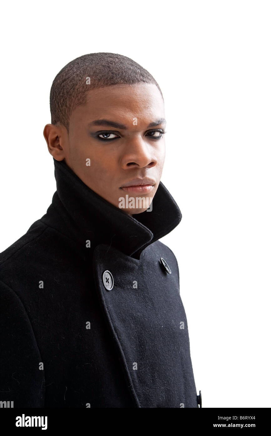 Homme africain avec une forte expression regard charbonneux et manteau noir isolé Banque D'Images