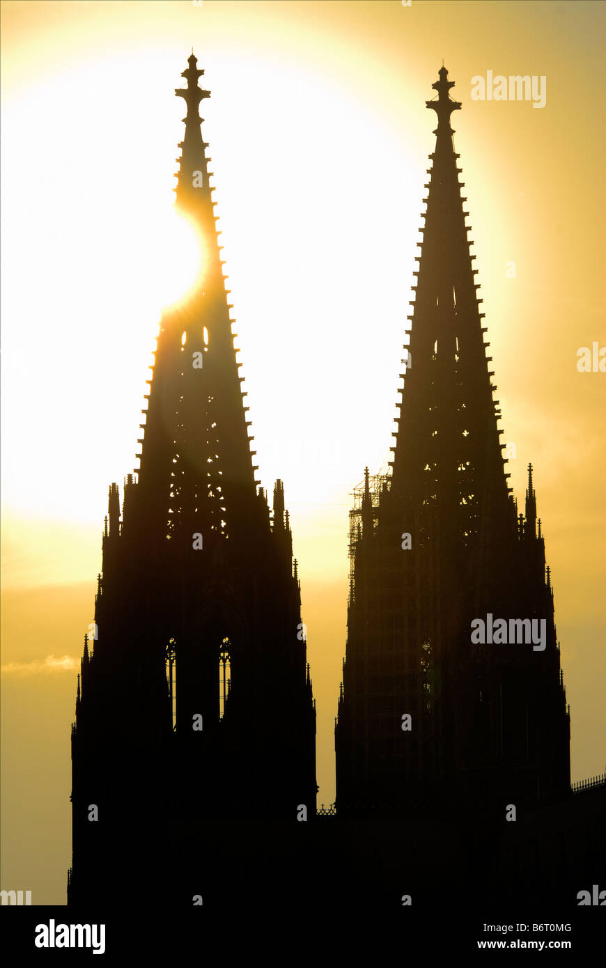 Allemagne Cologne coucher du soleil sur la célèbre cathédrale Banque D'Images