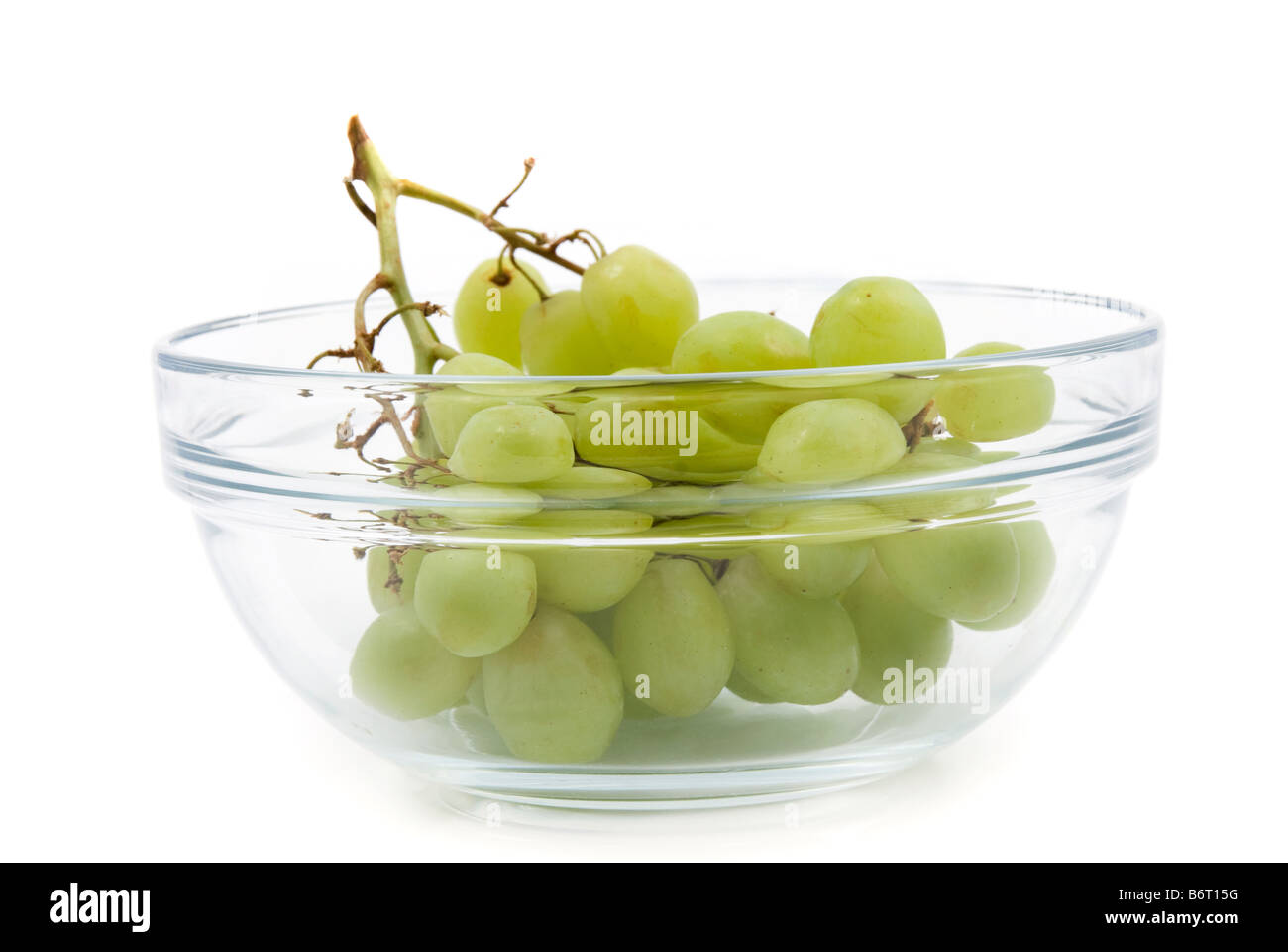 Bol en verre contenant une grappe de raisins Banque D'Images
