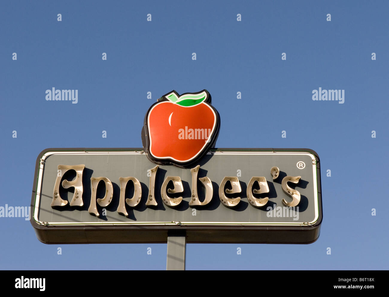 Signe du restaurant Applebee contre un ciel clair, USA. Banque D'Images