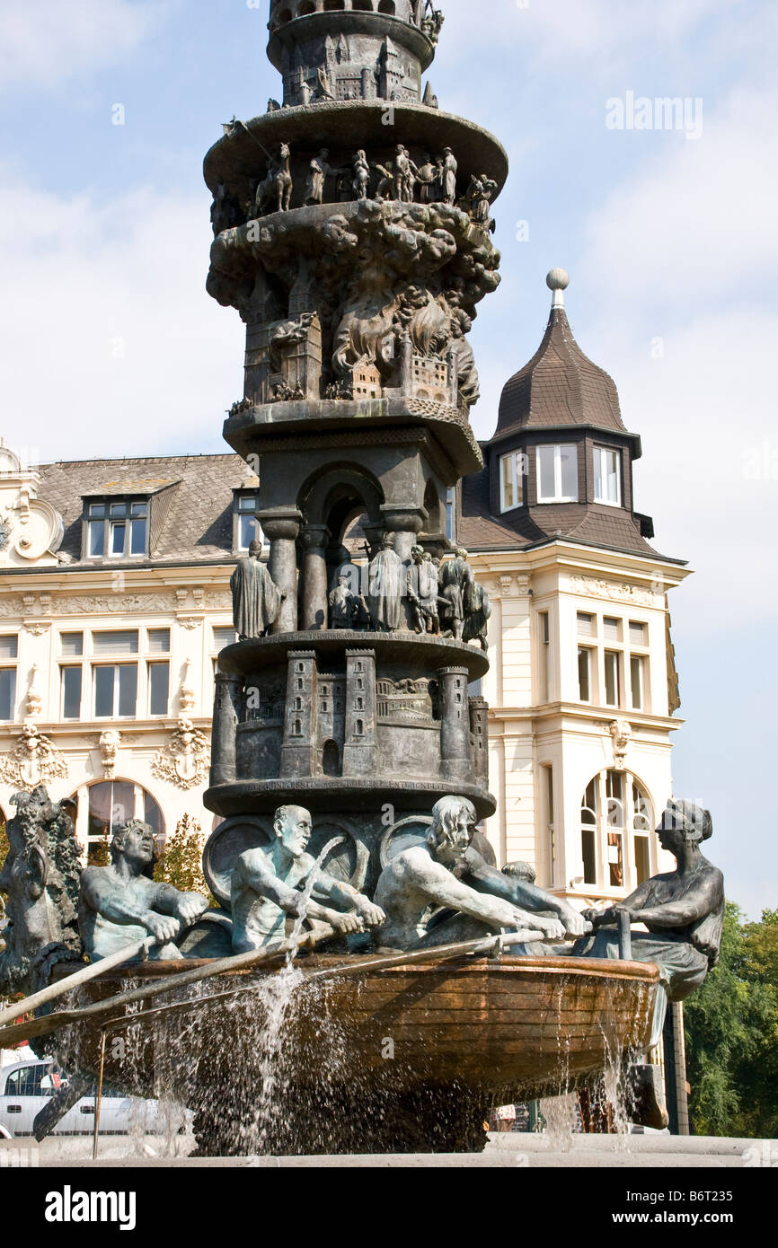 Place de la vieille ville de Coblence fontaine commémorative historique, ville allemande à la jonction des rivières du Rhin et de la moselle Banque D'Images