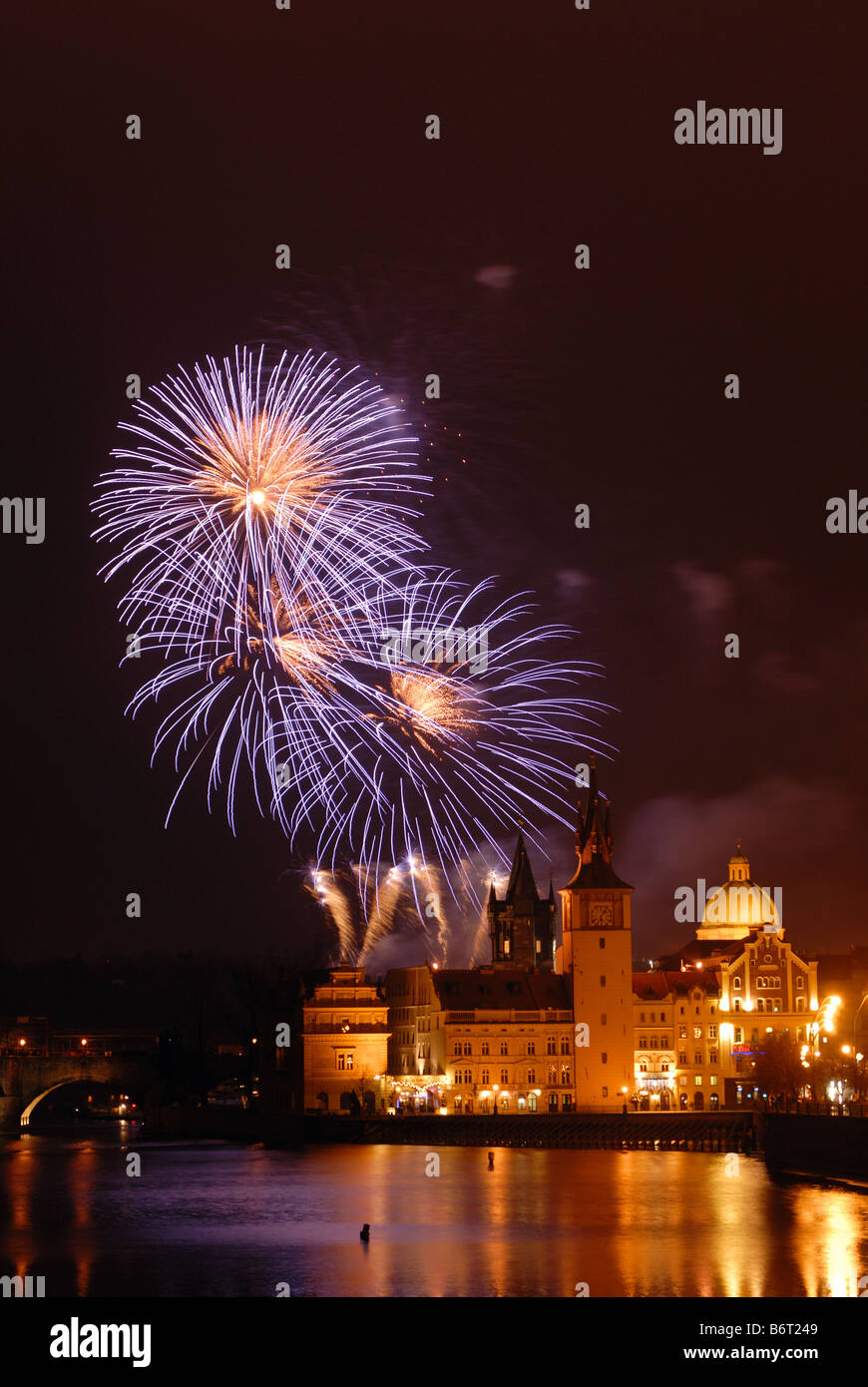 D'artifice du Nouvel An à Prague Banque D'Images