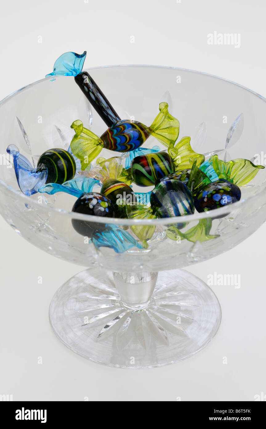 En verre soufflé de Murano bonbons dans un bol de cristal de Waterford sur fond blanc Banque D'Images