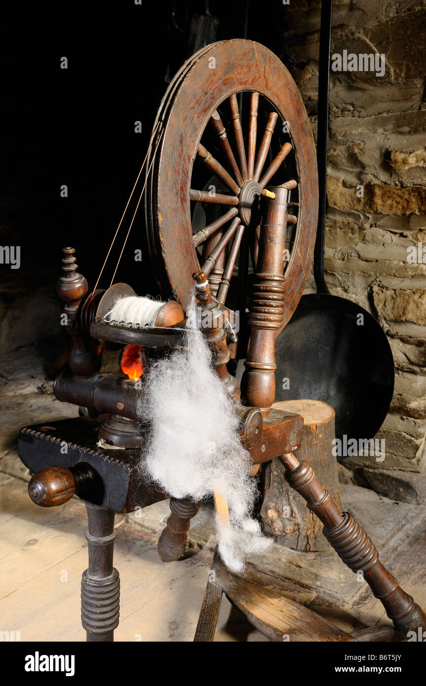 Roue en bois ancien et cheminée dans la chambre 1816 Stong Pioneer Village Toronto Banque D'Images