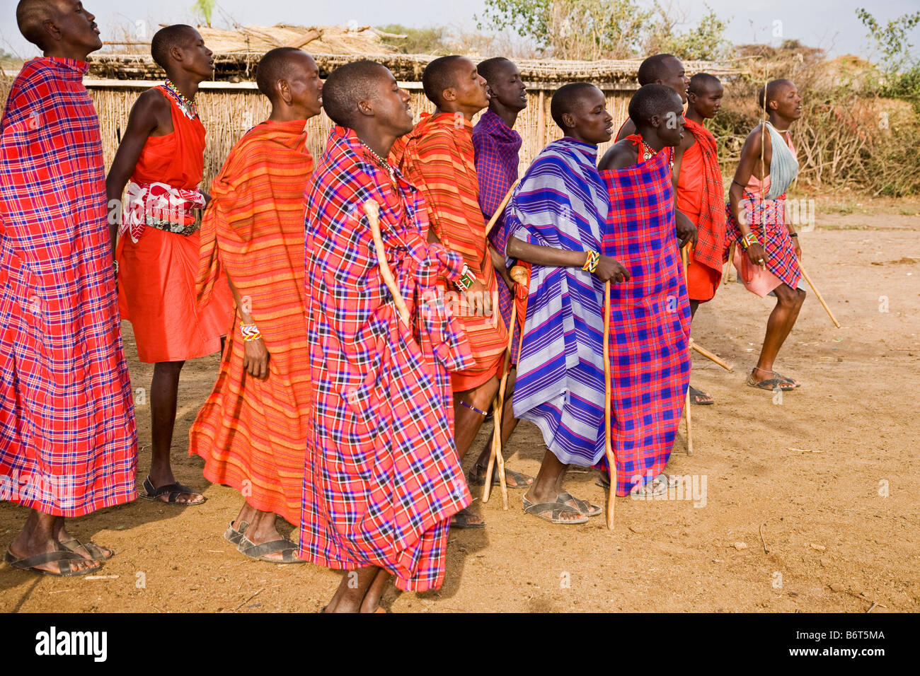 Danseurs Village près de parc Masai Mara Kenya Afrique Banque D'Images