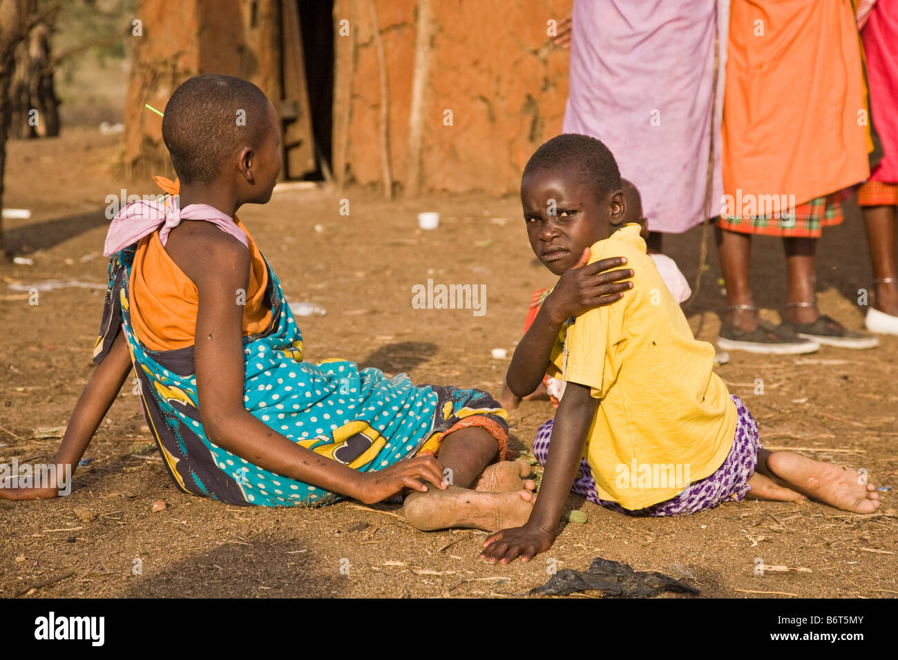 Les enfants dans village près de parc Masai Mara Kenya Afrique Banque D'Images