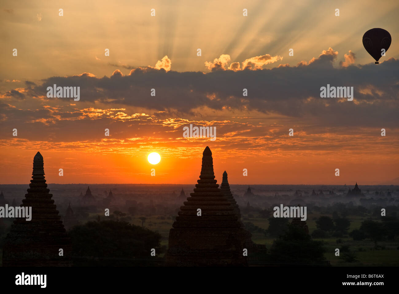 Silhouette de Pagodes au lever du soleil avec Hot Air Balloon plaine de Bagan Myanmar Banque D'Images