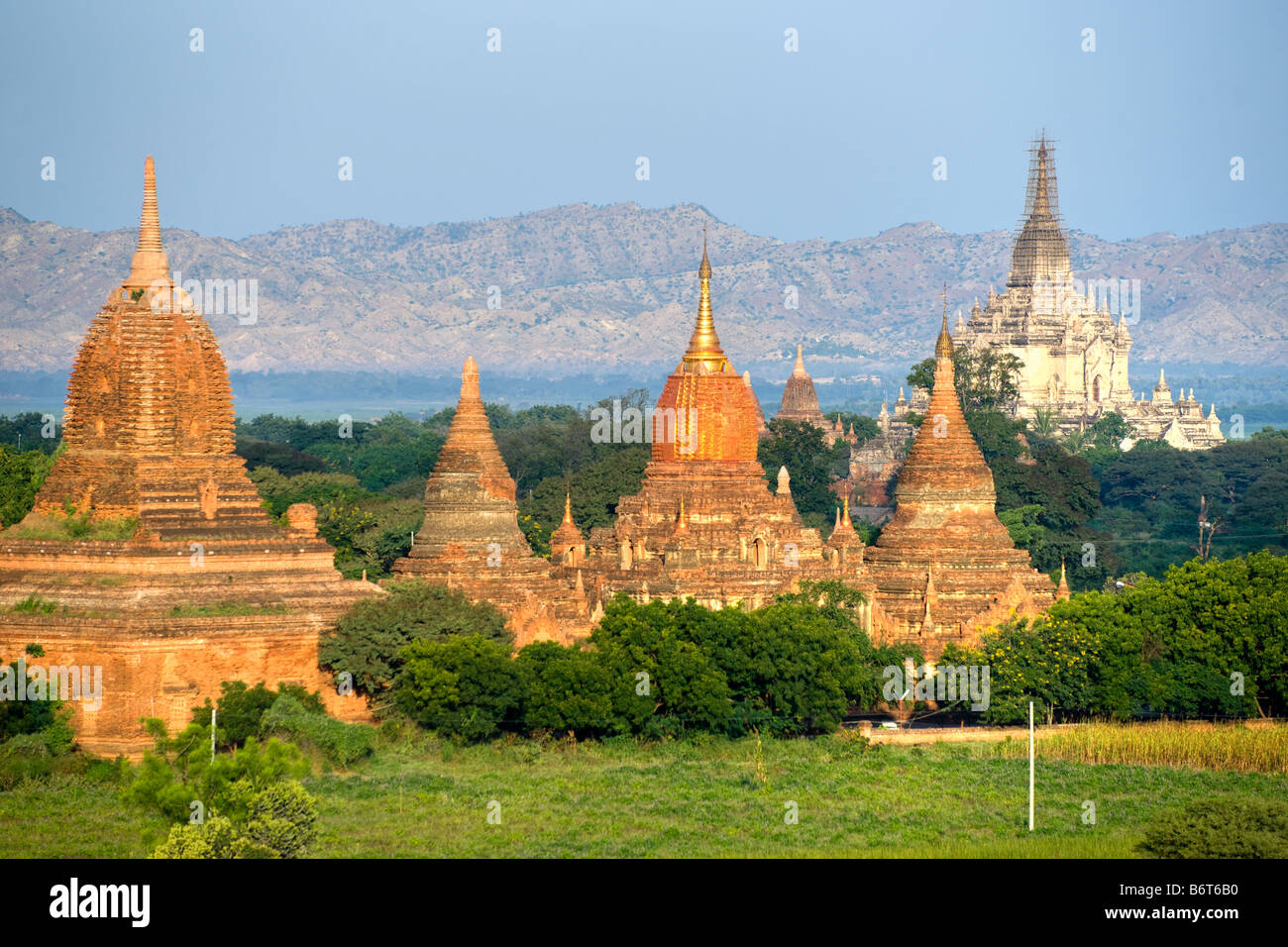 Les pagodes bouddhistes après le lever du soleil et le merveilleux Gawdawpalin Pahto plaine de Bagan Myanmar Banque D'Images