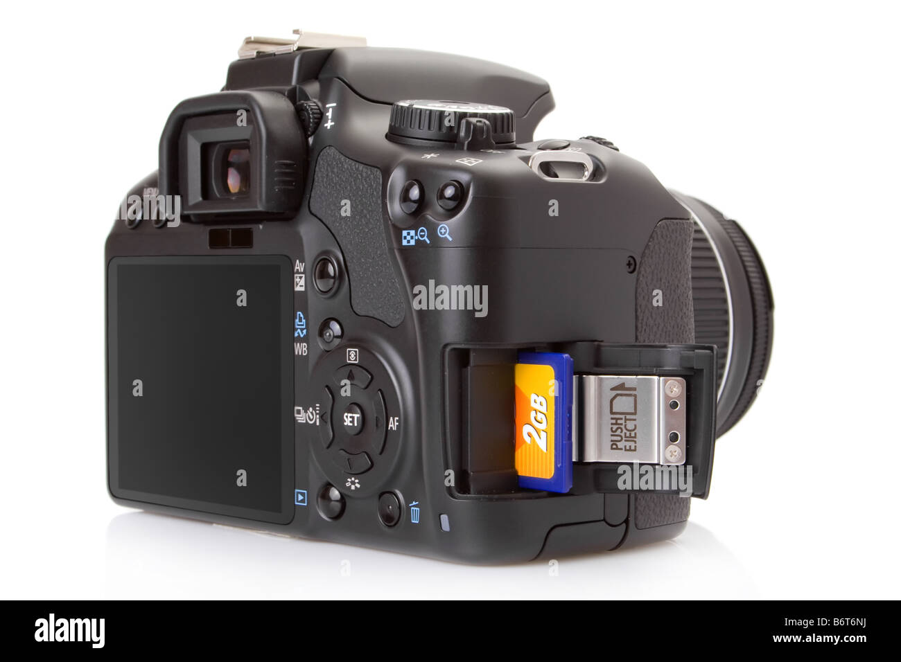 Avec un reflex numérique, la carte mémoire SD (Secure Digital) la moitié  insérée à l'emplacement Photo Stock - Alamy