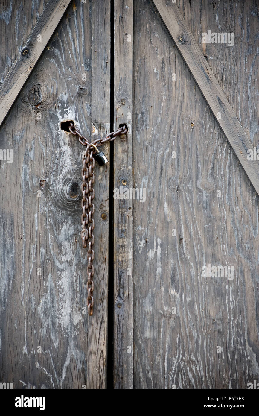 Les portes fermées d'un bâtiment abandonné Banque D'Images