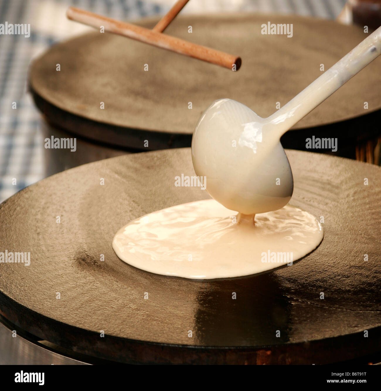 Faire des crêpes sur un étal du marché Banque D'Images