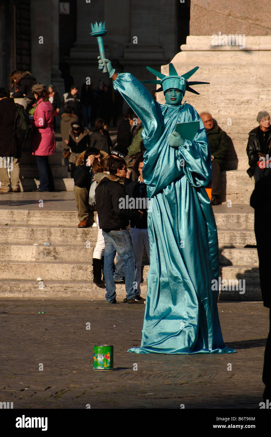 Artiste de rue habillée comme Statue de la liberté la Piazza del Popolo Rome Italie Banque D'Images