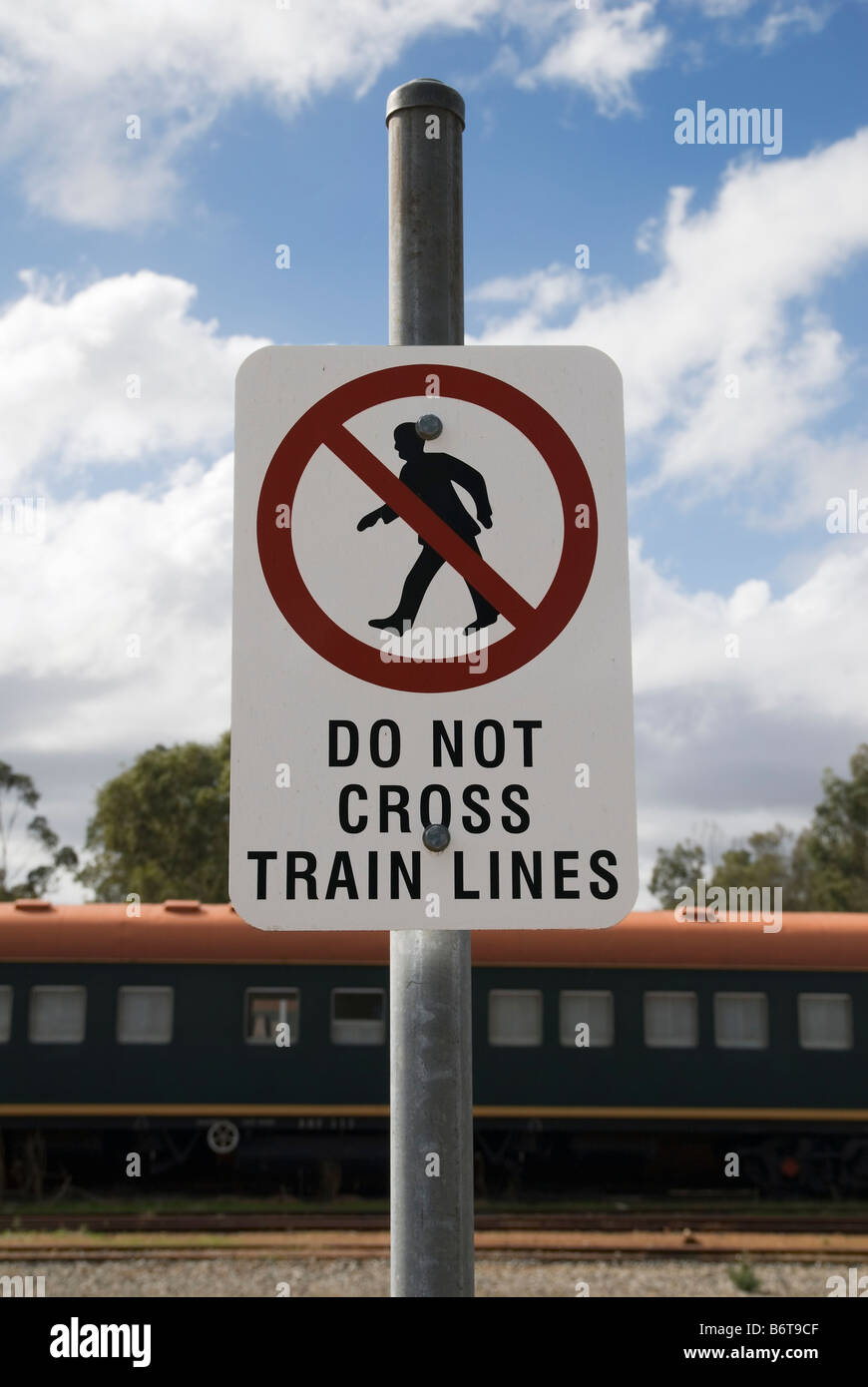 Signe de la sécurité ferroviaire, ne pas traverser les lignes de train Banque D'Images