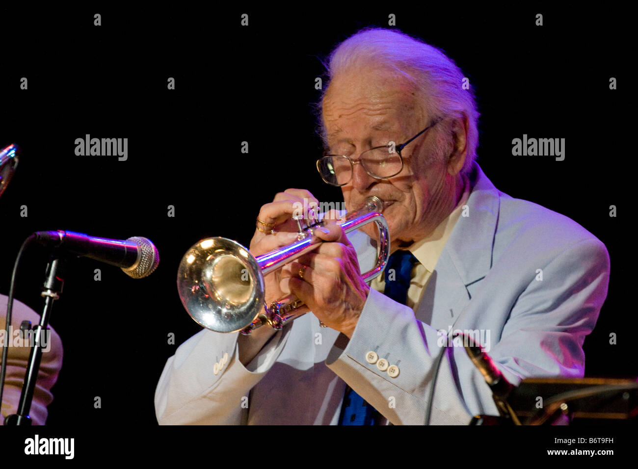 Richard Humphrey Lyttelton Adeane, musicien de jazz en concert sur la scène du festival de Jazz 2007 Brecon 71797 BreconJazz07 horizontale Banque D'Images