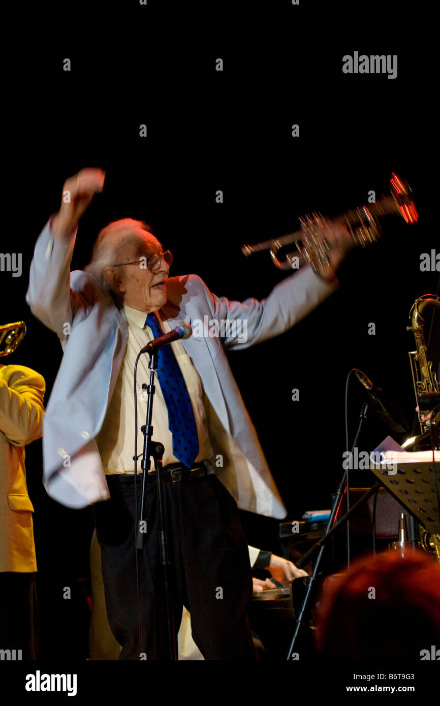 Richard Humphrey Lyttelton Adeane, musicien de jazz en concert sur la scène du festival de Jazz 2007 Brecon 71789 BreconJazz07 verticale Banque D'Images