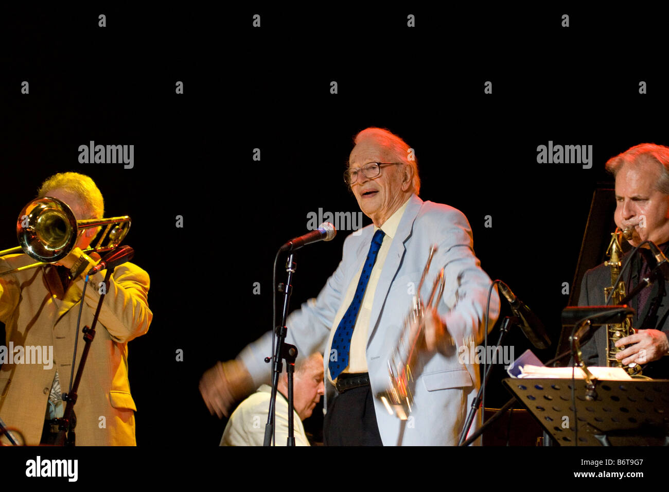 Richard Humphrey Lyttelton Adeane, musicien de jazz en concert sur la scène du festival de Jazz 2007 Brecon 71786 BreconJazz07 horizontale Banque D'Images