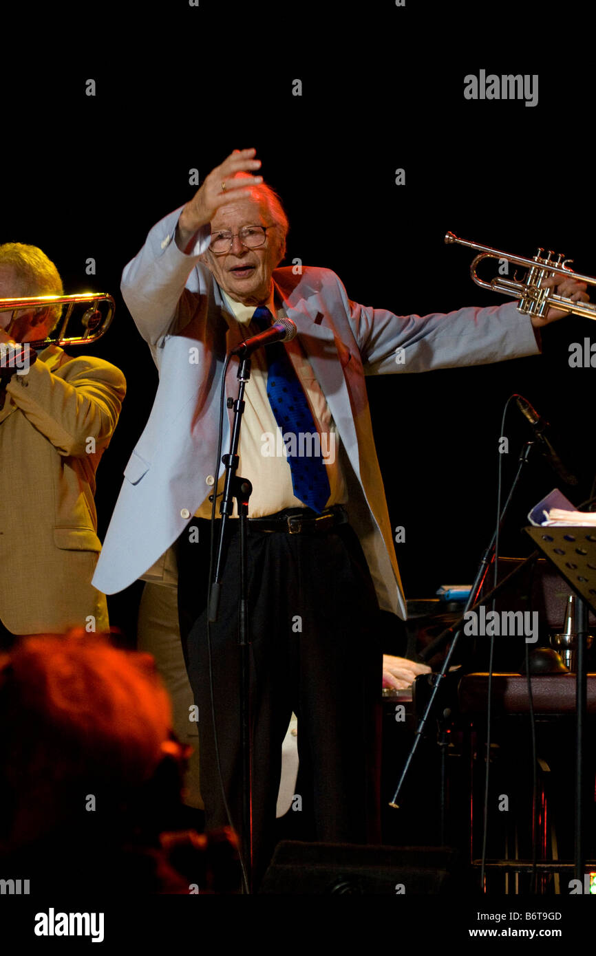 Richard Humphrey Lyttelton Adeane, musicien de jazz en concert sur la scène du festival de Jazz 2007 Brecon 71770 BreconJazz07 verticale Banque D'Images