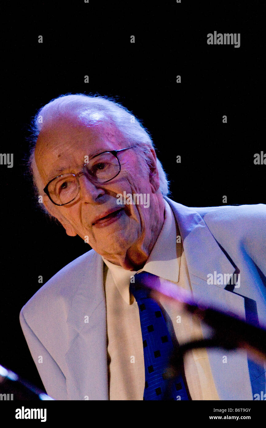 Richard Humphrey Lyttelton Adeane, musicien de jazz en concert sur la scène du festival de Jazz 2007 Brecon 71652 BreconJazz07 verticale Banque D'Images