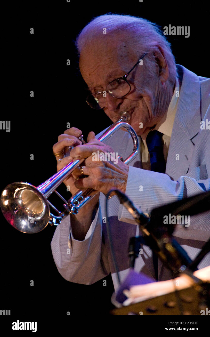 Richard Humphrey Lyttelton Adeane, musicien de jazz en concert sur la scène du festival de Jazz 2007 Brecon 71643 BreconJazz07 verticale Banque D'Images
