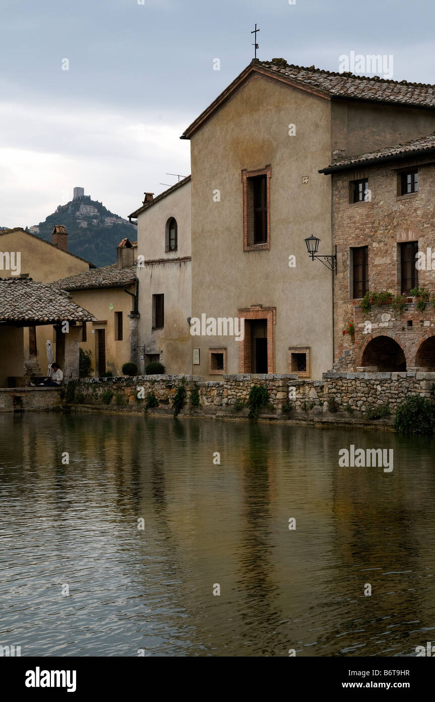 Bagno Vignoni Piazza delle Sorgenti une piscine avec eau de source chaude naturelle Val d Orcia toscane italie Europe de l'UE Banque D'Images