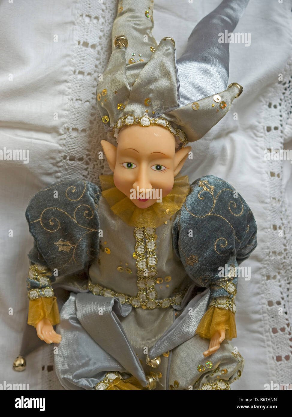 Drôle de poupée marionnette prince charmant en costume gris et d'or Photo  Stock - Alamy