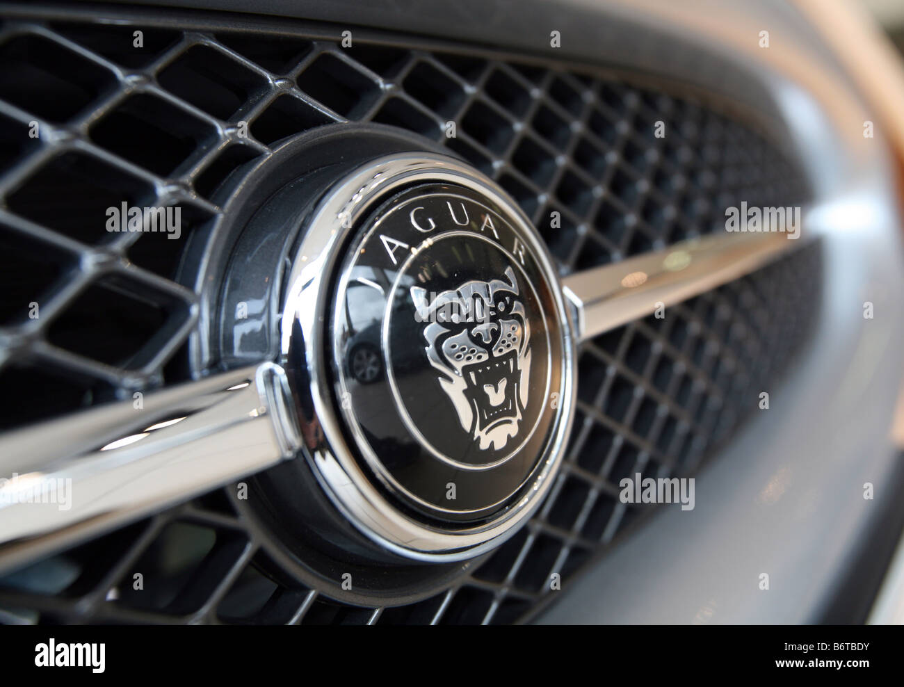 Jaguar Cars un insigne sur une grille de radiateur Banque D'Images