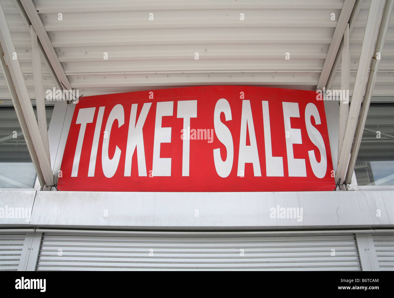 La vente de billets big red signe au-dessus d'une fenêtre stand Banque D'Images