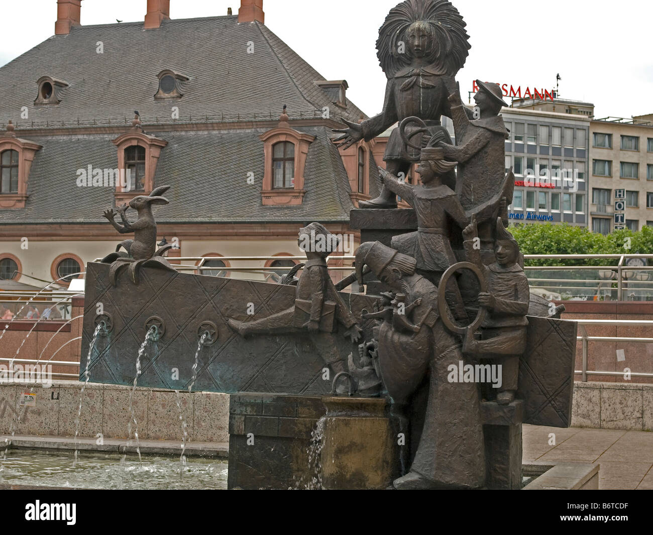 Fontaine avec des figures de conte de fées avec Struwwelpeter en face de la Hauptwache à Frankfurt am Main Banque D'Images