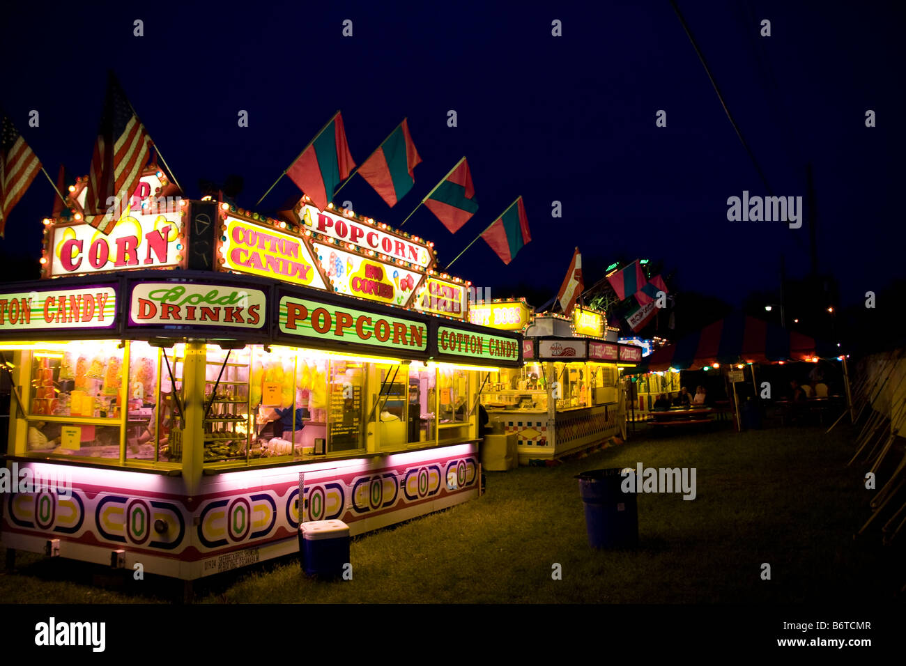 Snack-distributeur stand au festival lit up at night Banque D'Images