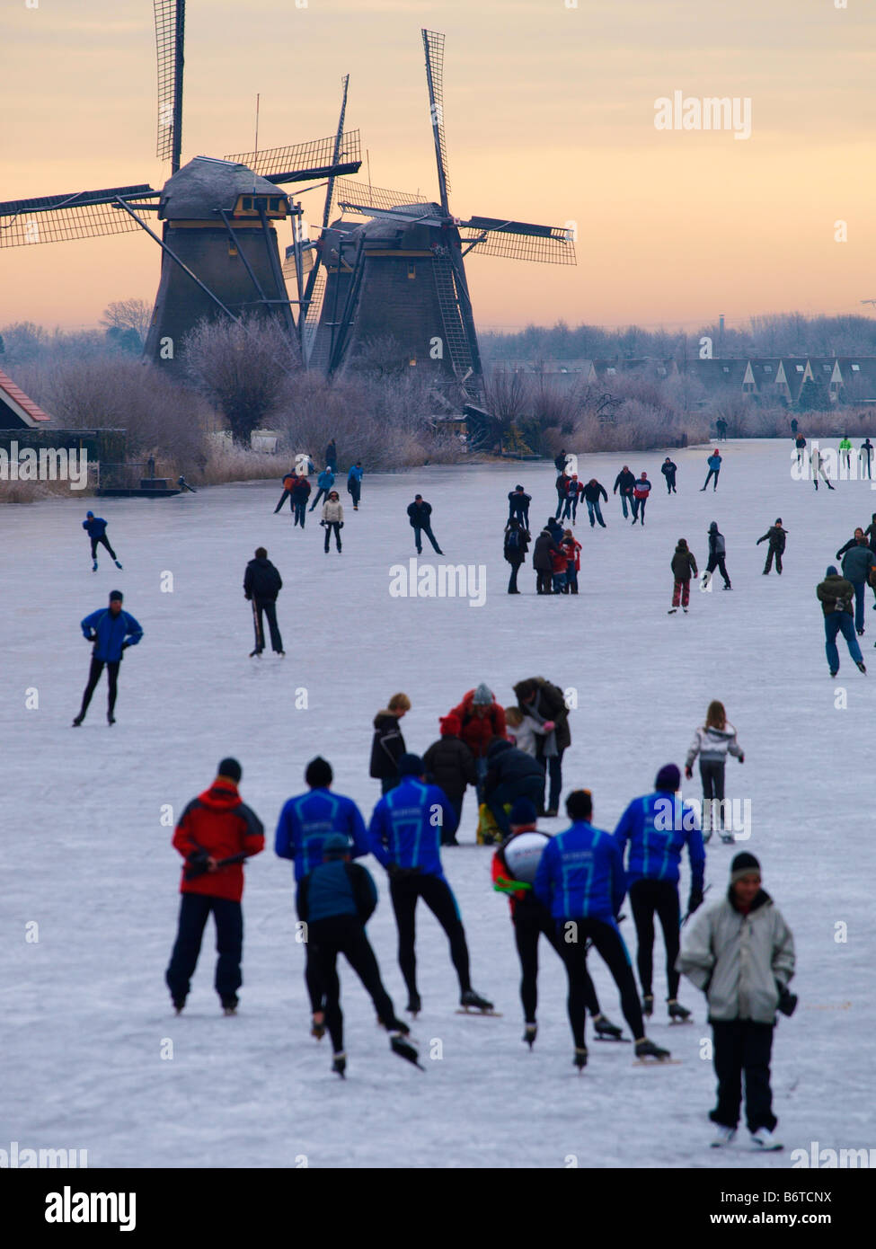 De nombreuses personnes patinage sur glace naturelle Kinderdijk aux Pays-Bas Banque D'Images