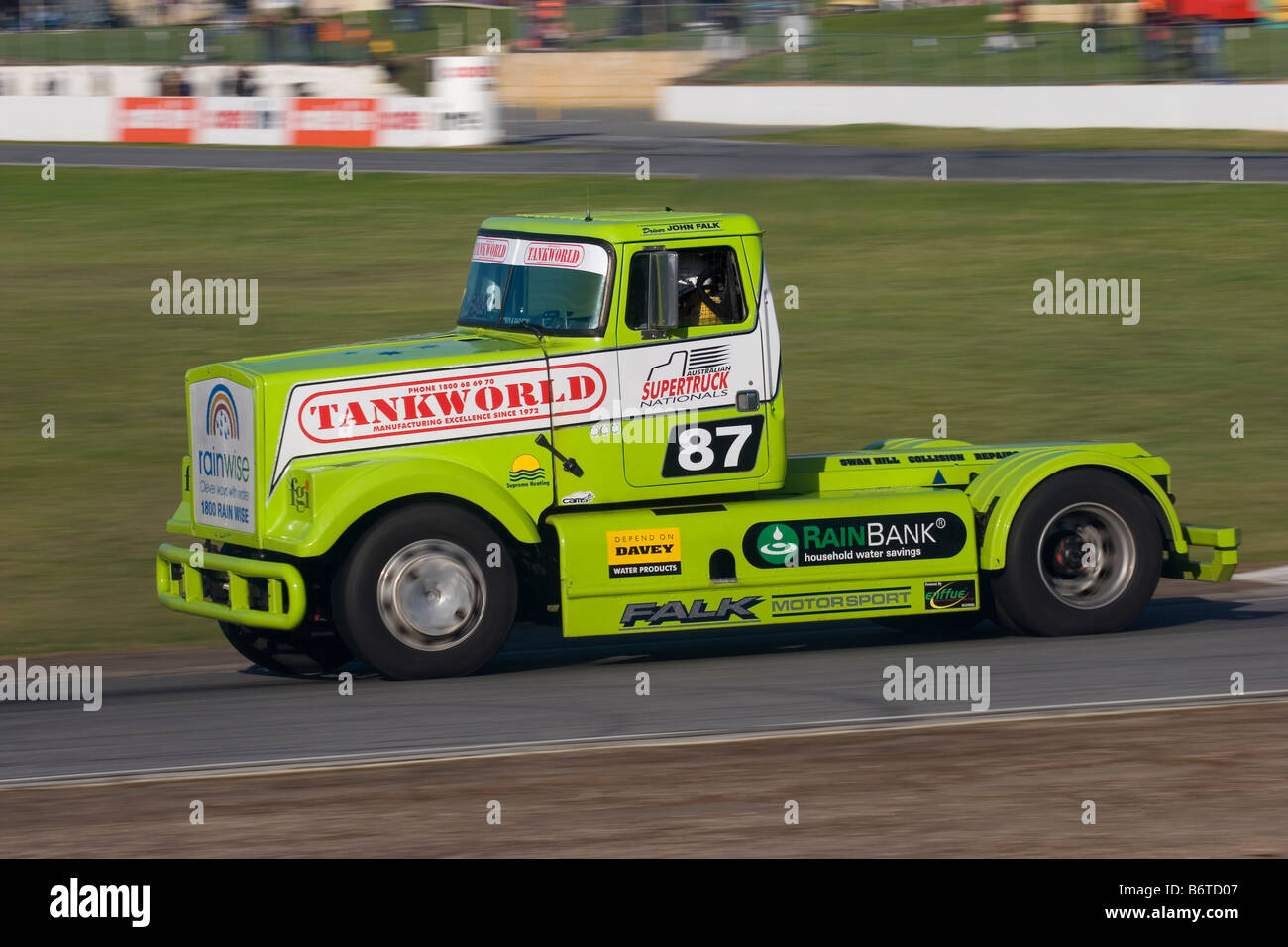 Course de camion australien John Falk coins dur et rapide à Perth s Barbagallo Raceway motorsport circuit. Banque D'Images