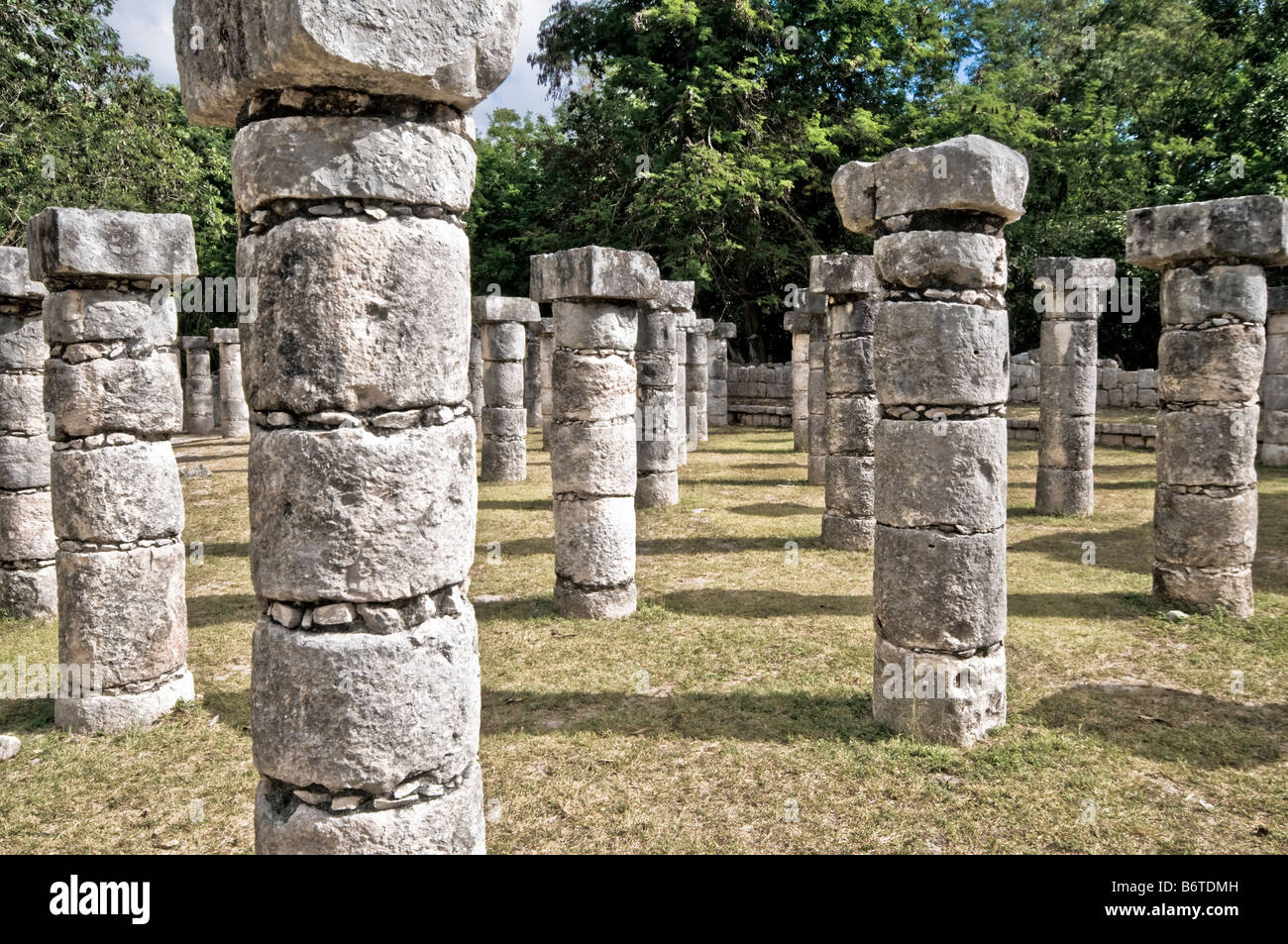 CHICHEN ITZA, Mexique - ruines mayas anciennes à Chichen Itza, Yucatan, Mexique. Chichen Itza, situé sur la péninsule du Yucatan au Mexique, est un site archéologique important présentant la riche histoire et les connaissances scientifiques avancées de la civilisation maya antique. Il est plus connu pour la Pyramide Kukulkan, ou « El Castillo », une structure à quatre côtés avec 91 marches de chaque côté, culminant en une seule étape au sommet pour représenter les 365 jours de l'année solaire. Banque D'Images