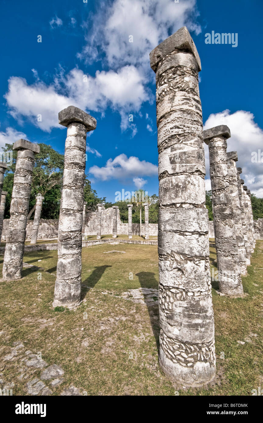 CHICHEN ITZA, Mexique - ruines mayas anciennes à Chichen Itza, Yucatan, Mexique. Chichen Itza, situé sur la péninsule du Yucatan au Mexique, est un site archéologique important présentant la riche histoire et les connaissances scientifiques avancées de la civilisation maya antique. Il est plus connu pour la Pyramide Kukulkan, ou « El Castillo », une structure à quatre côtés avec 91 marches de chaque côté, culminant en une seule étape au sommet pour représenter les 365 jours de l'année solaire. Banque D'Images