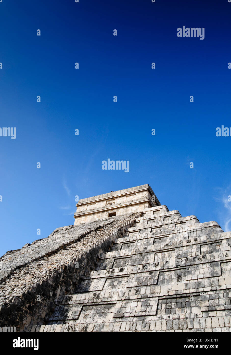CHICHEN ITZA, Mexique - El Castillo (également connu sous le nom de Temple de Kuklcan) aux ruines mayas anciennes de Chichen Itza, Yucatan, Mexique 081216103554 4555.NEF. Chichen Itza, situé sur la péninsule du Yucatan au Mexique, est un site archéologique important présentant la riche histoire et les connaissances scientifiques avancées de la civilisation maya antique. Il est plus connu pour la Pyramide Kukulkan, ou « El Castillo », une structure à quatre côtés avec 91 marches de chaque côté, culminant en une seule étape au sommet pour représenter les 365 jours de l'année solaire. Banque D'Images