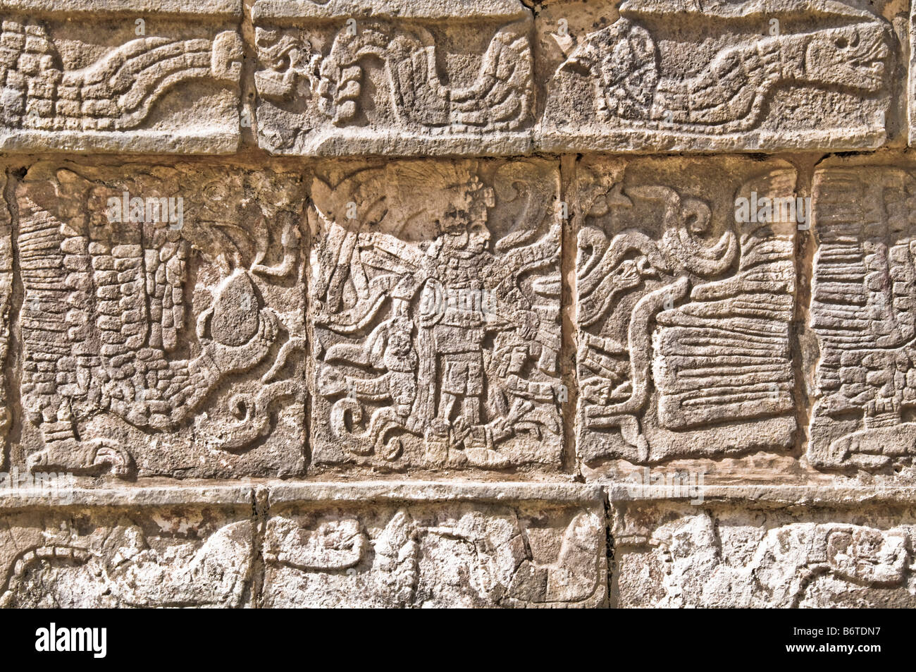 Chichen Itza Mayan Ruins Carvings Yucatan Mexique // CHICHEN ITZA, Mexique — ruines mayas antiques à Chichen Itza, Yucatan, Mexique. Chichen Itza, situé sur la péninsule du Yucatan au Mexique, est un site archéologique important mettant en valeur la riche histoire et les connaissances scientifiques avancées de l'ancienne civilisation maya. Elle est surtout connue pour la Pyramide Kukulkan, ou « El Castillo », une structure à quatre côtés avec 91 marches de chaque côté, culminant en une seule marche au sommet pour représenter les 365 jours de l'année solaire. Banque D'Images