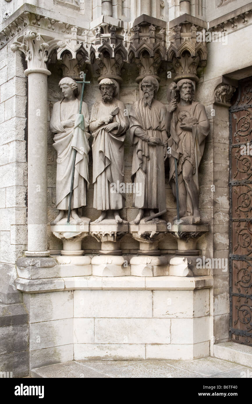 Des statues de Philip, Bartholomew, Simon et Jean le Baptiste à l'avant de la cathédrale St Fin Barre, Cork, République d'Irlande Banque D'Images
