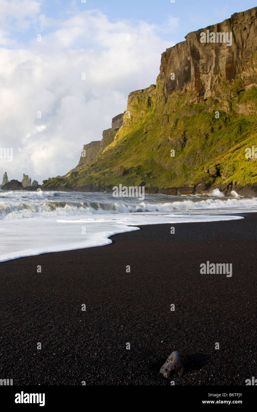 Plage de sable noir de Vik l'Islande Banque D'Images