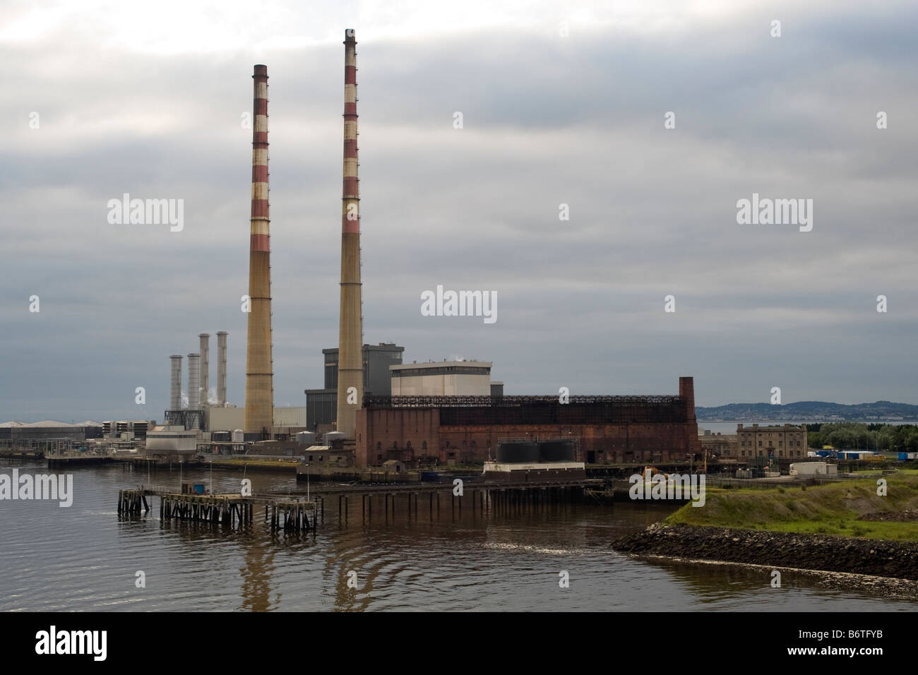 La centrale de Poolbeg, Ringsend, Dublin. Les cheminées sont 207 mètres de haut. Banque D'Images