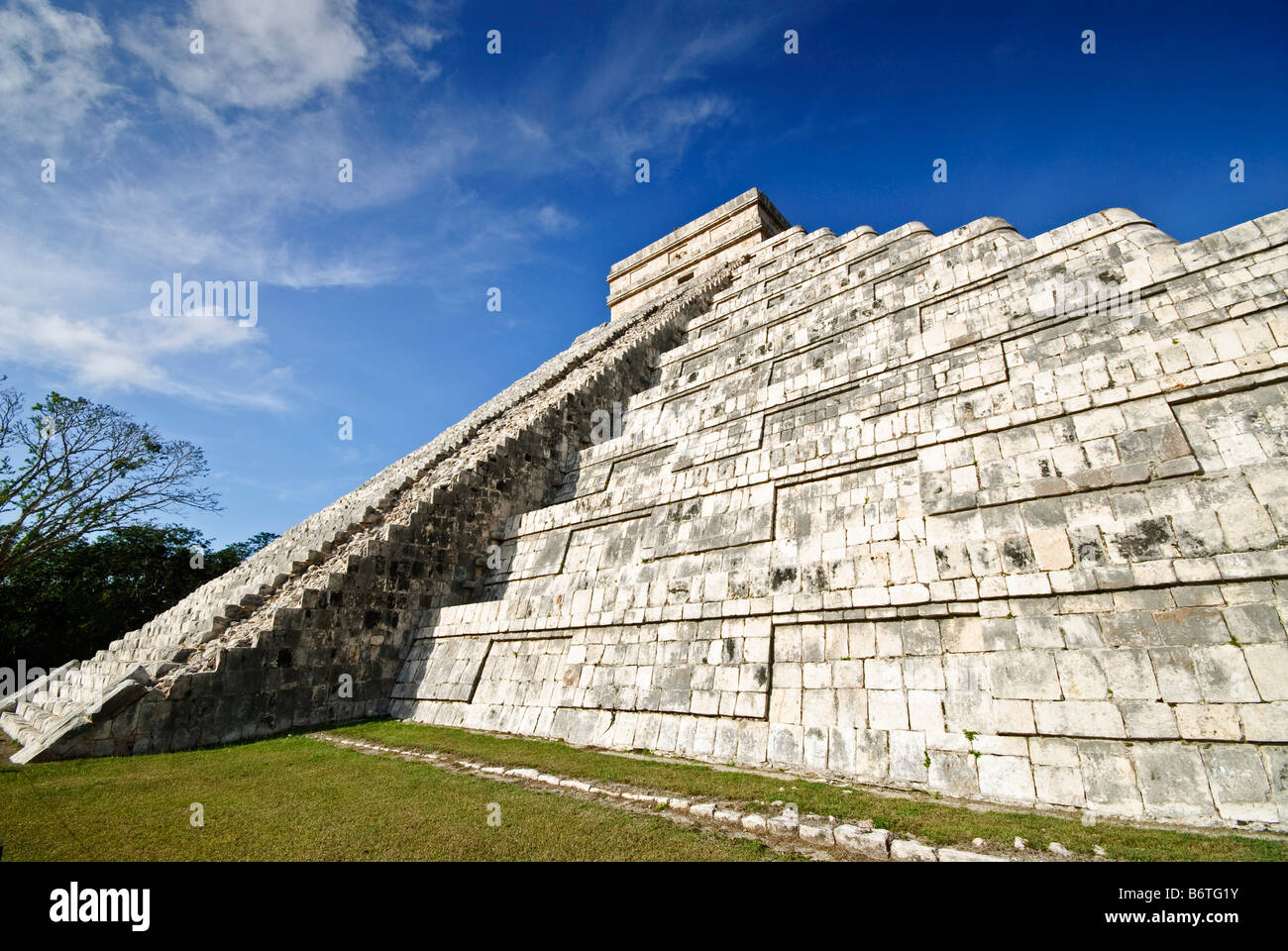 CHICHEN ITZA, Mexique - El Castillo (également connu sous le nom de Temple d'Kuklcan) à l'ancienne ruines mayas de Chichen Itza, Yucatan, Mexique 081216092714 1918x.tif Banque D'Images