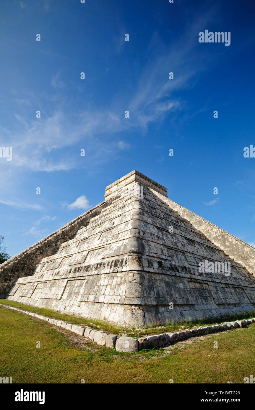 CHICHEN ITZA, Mexique - El Castillo (également connu sous le nom de Temple de Kuklcan) aux ruines mayas anciennes de Chichen Itza, Yucatan, Mexique 081216092936 4428x.tif. Chichen Itza, situé sur la péninsule du Yucatan au Mexique, est un site archéologique important présentant la riche histoire et les connaissances scientifiques avancées de la civilisation maya antique. Il est plus connu pour la Pyramide Kukulkan, ou « El Castillo », une structure à quatre côtés avec 91 marches de chaque côté, culminant en une seule étape au sommet pour représenter les 365 jours de l'année solaire. Banque D'Images