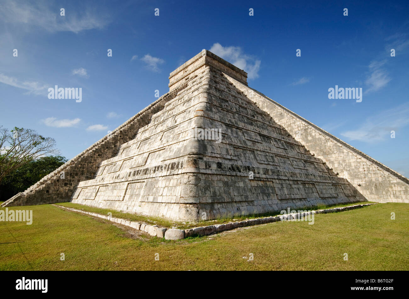 CHICHEN ITZA, Mexique - El Castillo (également connu sous le nom de Temple de Kuklcan) aux ruines mayas anciennes de Chichen Itza, Yucatan, Mexique 081216093336 4453.NEF. Chichen Itza, situé sur la péninsule du Yucatan au Mexique, est un site archéologique important présentant la riche histoire et les connaissances scientifiques avancées de la civilisation maya antique. Il est plus connu pour la Pyramide Kukulkan, ou « El Castillo », une structure à quatre côtés avec 91 marches de chaque côté, culminant en une seule étape au sommet pour représenter les 365 jours de l'année solaire. Banque D'Images