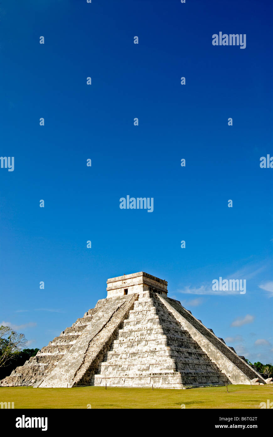 CHICHEN ITZA, Mexique - El Castillo (également connu sous le nom de Temple de Kuklcan) aux ruines mayas anciennes de Chichen Itza, Yucatan, Mexique 081216093650 1937x.tif. Chichen Itza, situé sur la péninsule du Yucatan au Mexique, est un site archéologique important présentant la riche histoire et les connaissances scientifiques avancées de la civilisation maya antique. Il est plus connu pour la Pyramide Kukulkan, ou « El Castillo », une structure à quatre côtés avec 91 marches de chaque côté, culminant en une seule étape au sommet pour représenter les 365 jours de l'année solaire. Banque D'Images