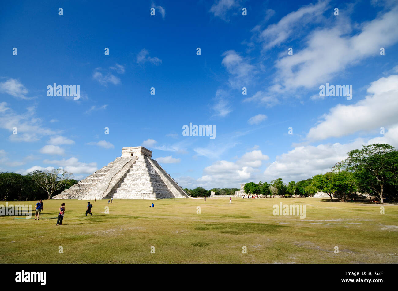 CHICHEN ITZA, Mexique - Templo de los Guerreros (Temple des guerriers) aux ruines mayas anciennes de Chichen Itza, Yucatan, Mexique 081216094326 4470.NEF. Chichen Itza, situé sur la péninsule du Yucatan au Mexique, est un site archéologique important présentant la riche histoire et les connaissances scientifiques avancées de la civilisation maya antique. Il est plus connu pour la Pyramide Kukulkan, ou « El Castillo », une structure à quatre côtés avec 91 marches de chaque côté, culminant en une seule étape au sommet pour représenter les 365 jours de l'année solaire. Banque D'Images