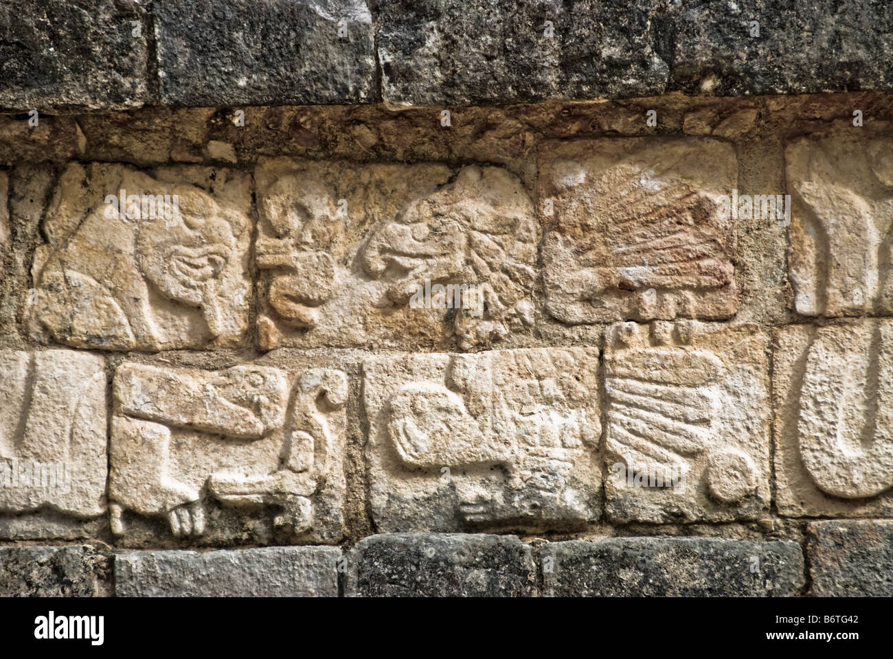 Chichen Itza Mayan Ruins Carvings Yucatan Mexique // CHICHEN ITZA, Mexique — ruines mayas antiques à Chichen Itza, Yucatan, Mexique. Chichen Itza, situé sur la péninsule du Yucatan au Mexique, est un site archéologique important mettant en valeur la riche histoire et les connaissances scientifiques avancées de l'ancienne civilisation maya. Elle est surtout connue pour la Pyramide Kukulkan, ou « El Castillo », une structure à quatre côtés avec 91 marches de chaque côté, culminant en une seule marche au sommet pour représenter les 365 jours de l'année solaire. Banque D'Images