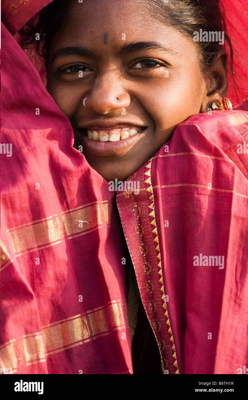 Pauvre fille indienne nomade enveloppée dans un tissu rouge. Portrait. L'Andhra Pradesh, Inde Banque D'Images