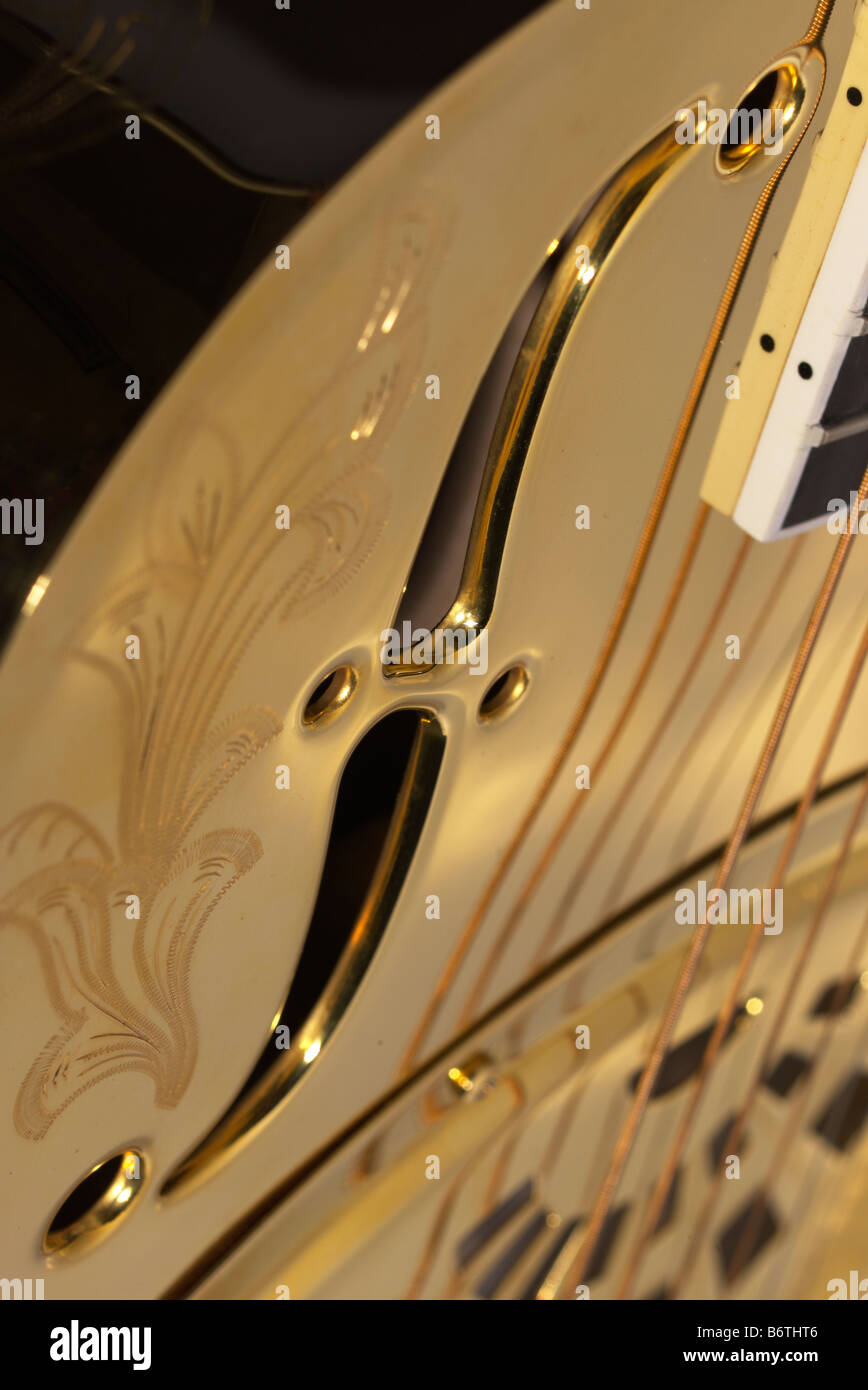 Plaqué or , dobro guitare à résonateur, près du trou d'upi f Banque D'Images